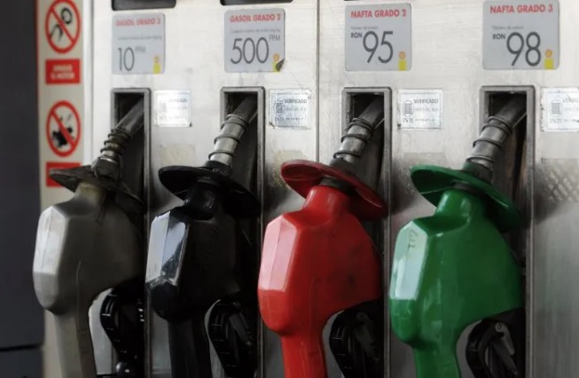 Inflación: alza de combustibles impacta casi 20 veces más que la suba de luz, gas, agua y transportes