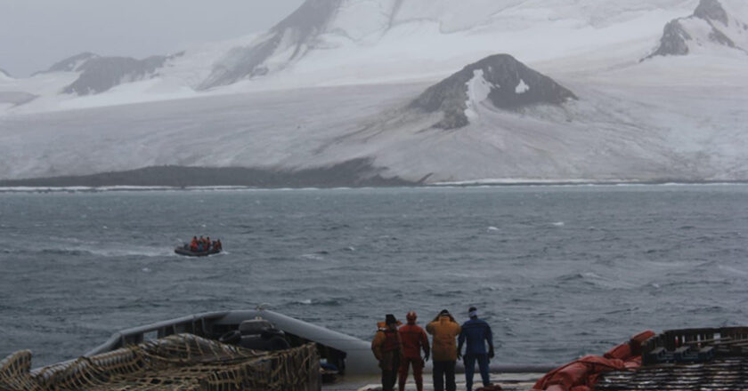 La Armada Argentina auxilió a navegantes en la Antártida