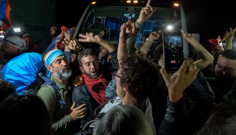 Tras los ataques y el acampe, finalizó la marcha a Lago Escondido