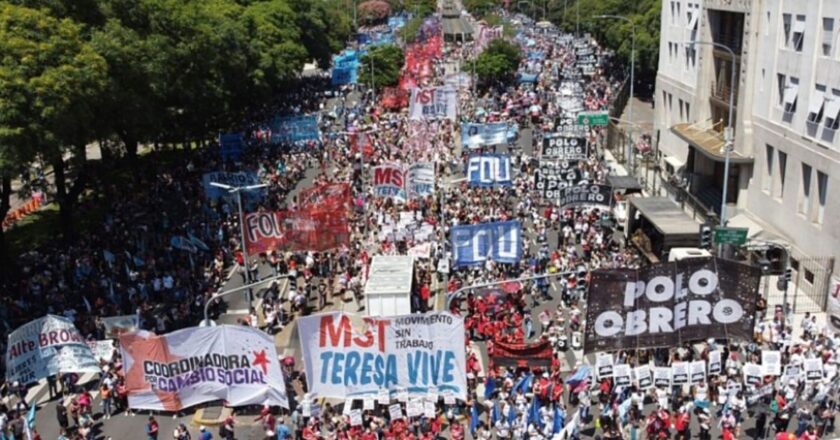 Piqueteros cortaron la 9 de Julio y marcharon contra el Gobierno por la suspensión de planes sociales
