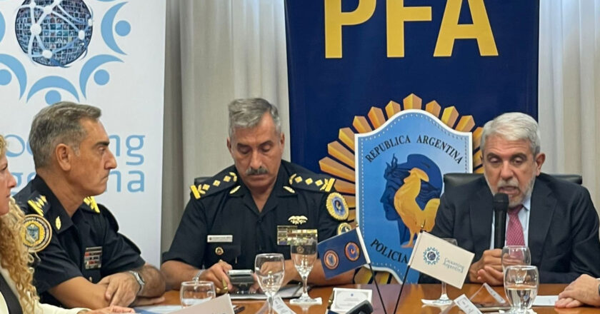 El Gobierno compró 100 pistolas Taser sin licitación para aprovechar un “plan canje”: quiénes las usarán y en qué casos