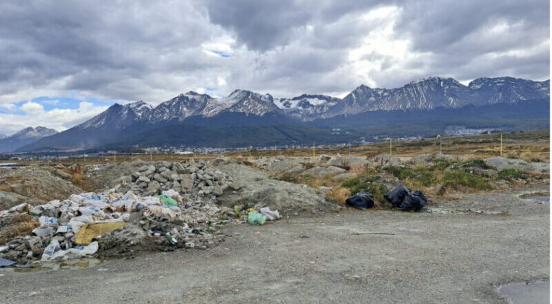 CAOS Y ABANDONO. Crece un basural a cielo abierto a las afueras del Aeropuerto Internacional de Ushuaia