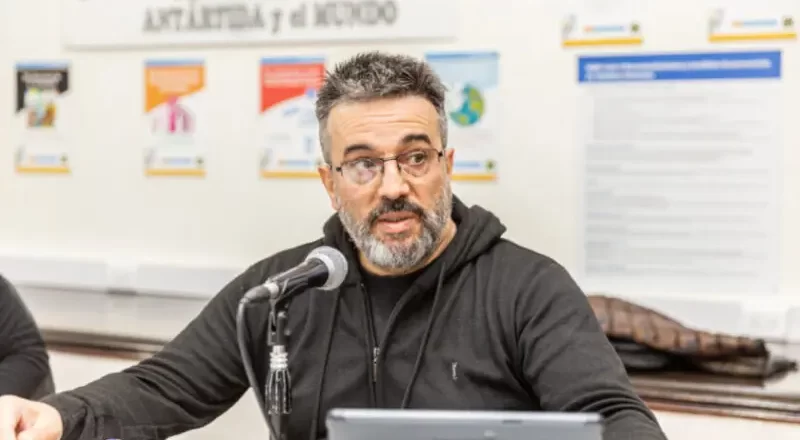 Después de jugar a las medidas de fuerza, el gobierno le ofreció el 41,26% al SUTEF