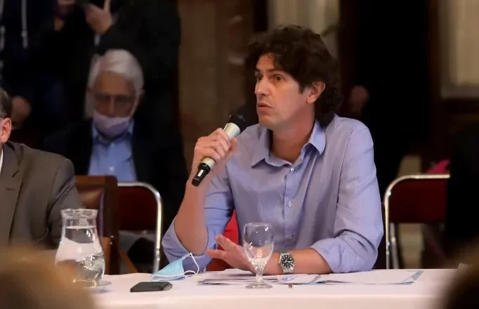 Lousteau salió a bancar a su candidato y exigió a Macri que defina su futuro