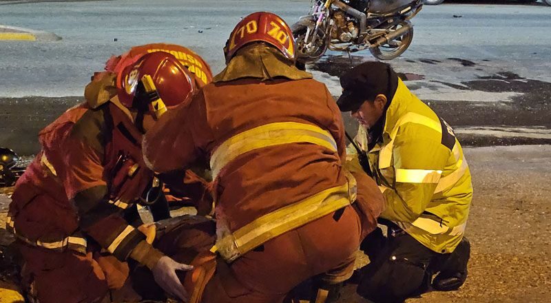 Un motociclista hospitalizado tras chocar contra un auto