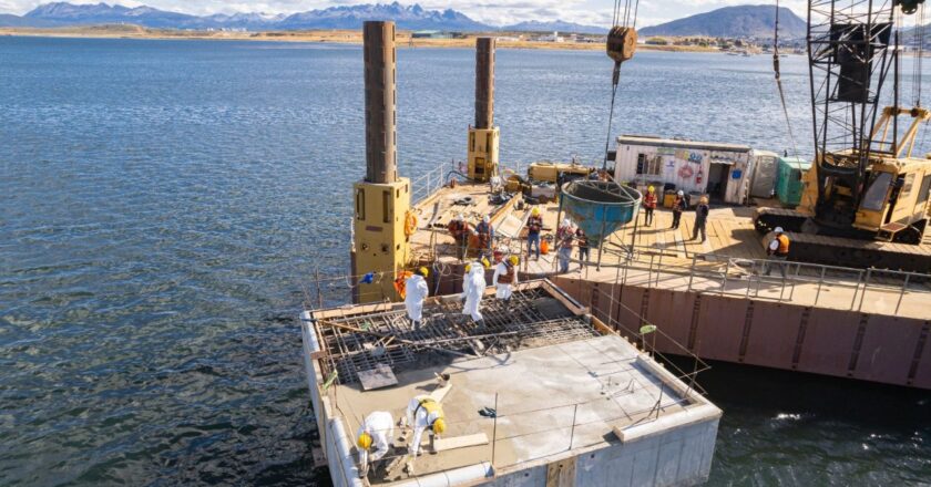 Obra del puerto: se hormigona la última etapa de la torre de amarre