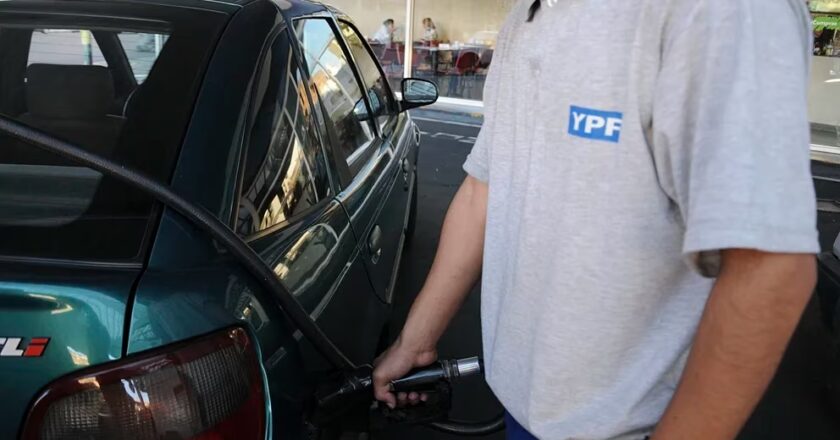 La petrolera YPF aumentó sus combustibles un 4% en promedio