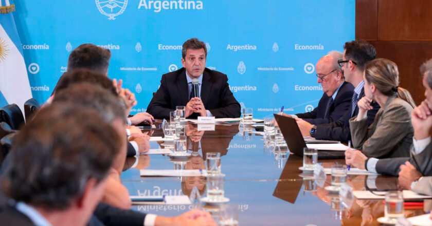 Massa recibe a banqueros para acordar un canje de deuda y despejar vencimientos por 12 billones de pesos