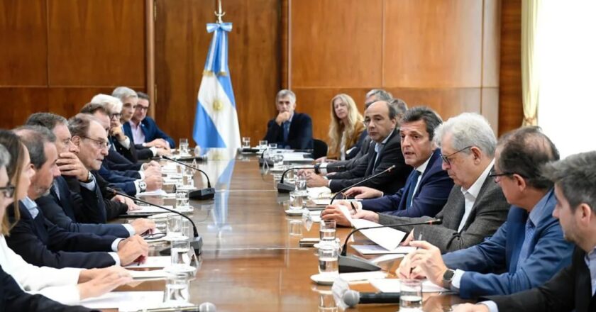 Massa explicó a los bancos su estrategia para reducir la tensión cambiaria y la presión sobre la inflación