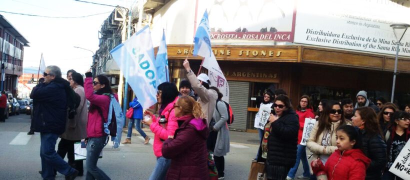 Reclamo de docentes privados por falta de pago de ayuda para material didáctico