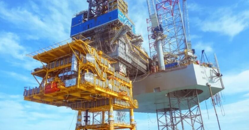 Fénix: Comenzaron a contratar barcos para instalar la plataforma