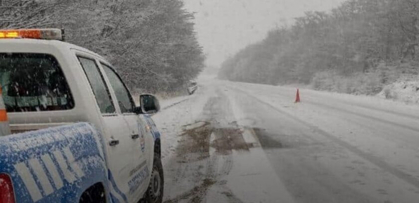 Hielo y nieve en calzada: Piden circular con neumáticos apropiados