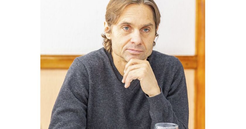 “Gustavo y yo estamos los dos afiliados al mismo partido político”