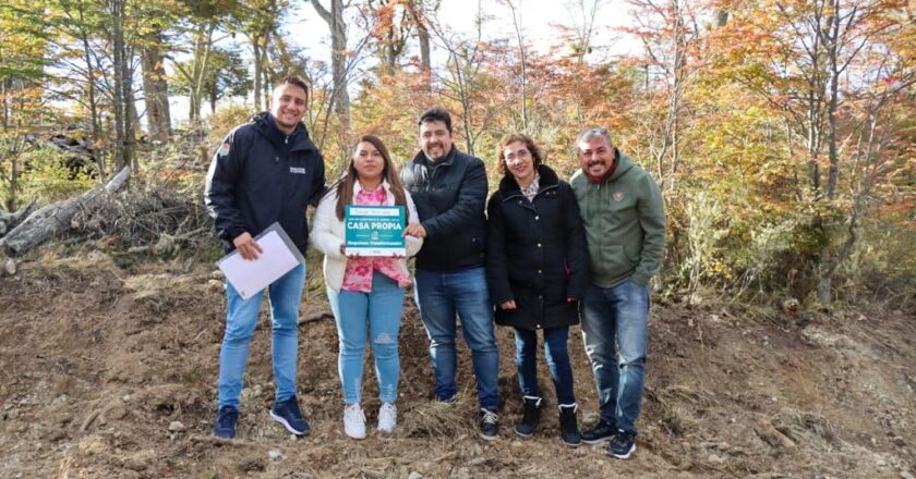 Harrington y los vecinos recorrieron lotes del barrio Nacidos y Criados 2