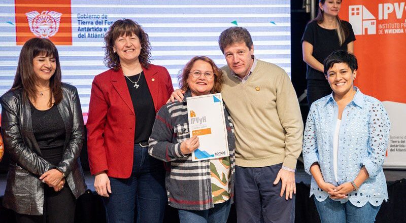El Gobernador encabezó la entrega de 110 escrituras en Río Grande
