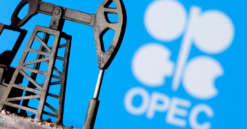 El petróleo salta más de 6% tras un sorpresivo anuncio de recorte de producción de los países de la OPEP