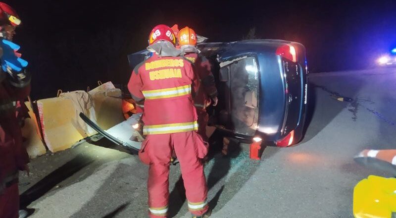 Volcó un taxi y los ocupantes debieron ser asistido por los bomberos