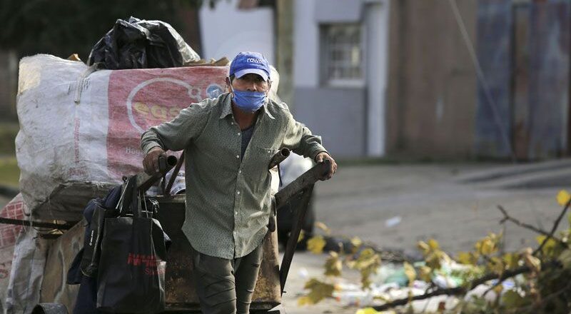 Una familia tipo con trabajos en negro obtuvo en marzo la mitad de ingresos que una con trabajos formales