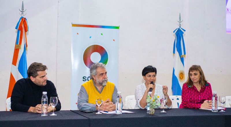 Cubino agradeció a los docentes por generar escuelas “democráticas”