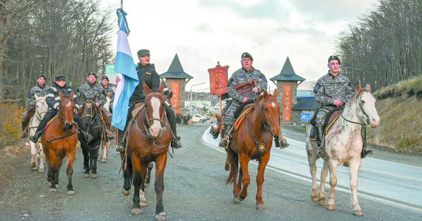 Mujeres policías participan del “Correo Histórico a Caballo”