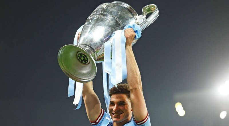 Julián Álvarez se convirtió en el primer argentino en ganar Champions, Libertadores y Copa del Mundo