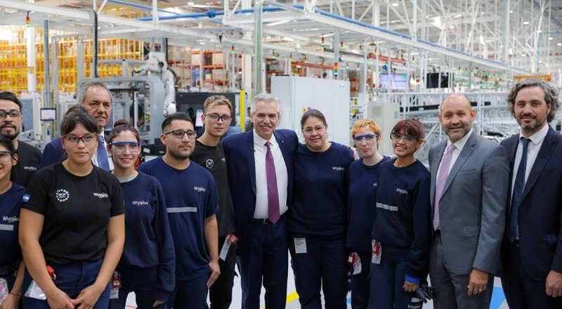 Alberto Fernández encabezó la primera exportación de una empresa de electrodomésticos a Brasil