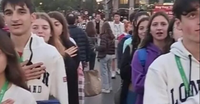 Estudiantes argentinos cantaron la Marcha de Malvinas frente al parlamento británico en Londres
