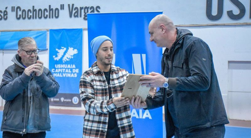 El Instituto Municipal de Deportes entregó un reconocimiento a ‘Kiki’ Vaporaki