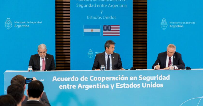 Massa firmó un acuerdo de seguridad con Estados Unidos