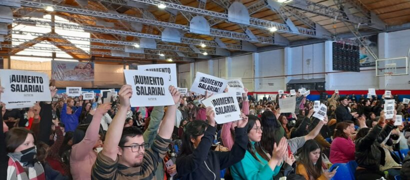 Docentes reclamaron por salario en el congreso educativo