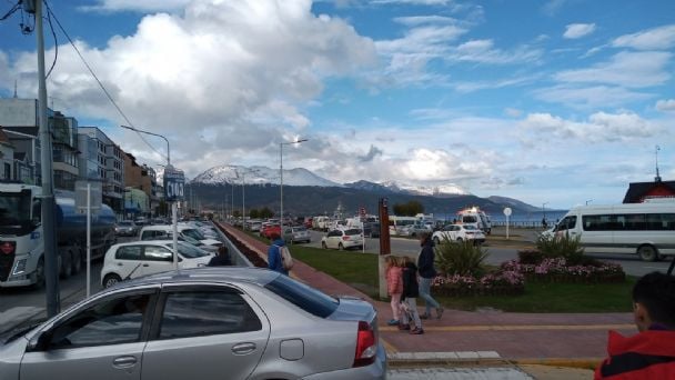 Nuevo altercado en Ushuaia con taxista y pasajeros de Uber: lo invitó a pelear frente a sus hijos