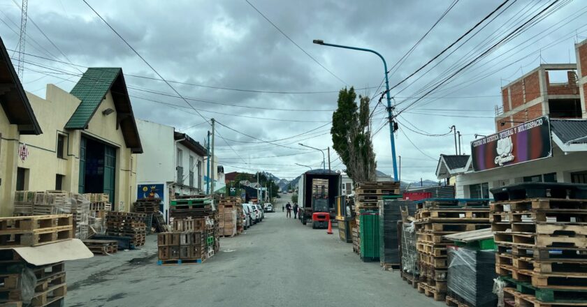 ¡La nueva estética urbana de Ushuaia: ¡Palets ocupando calles y veredas, el toque de clase que estábamos esperando!