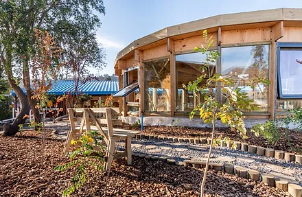 Fue construida con 25 toneladas de residuos: así es la única escuela 100% sustentable de la Argentina