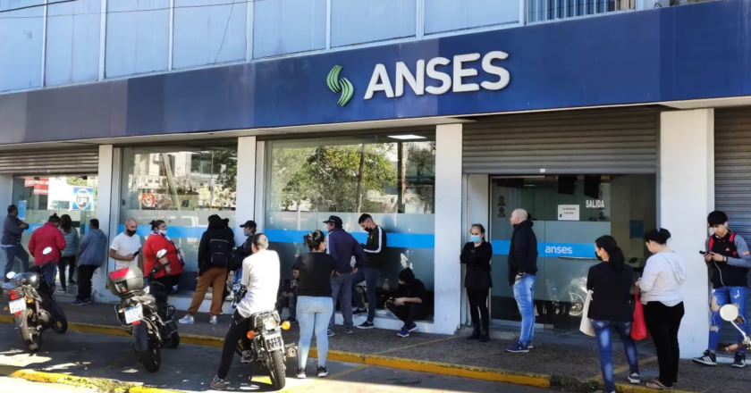 Eliminar intermediarios y bancarizar: las medidas de Milei para transparentar el financiamiento de los planes