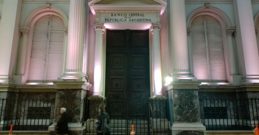 El Banco Central bajó 23 puntos la tasa de interés, al 110%