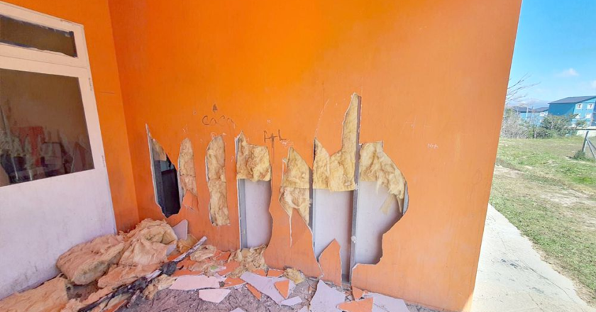 Destrozaron las paredes de una Escuela en el Pipo