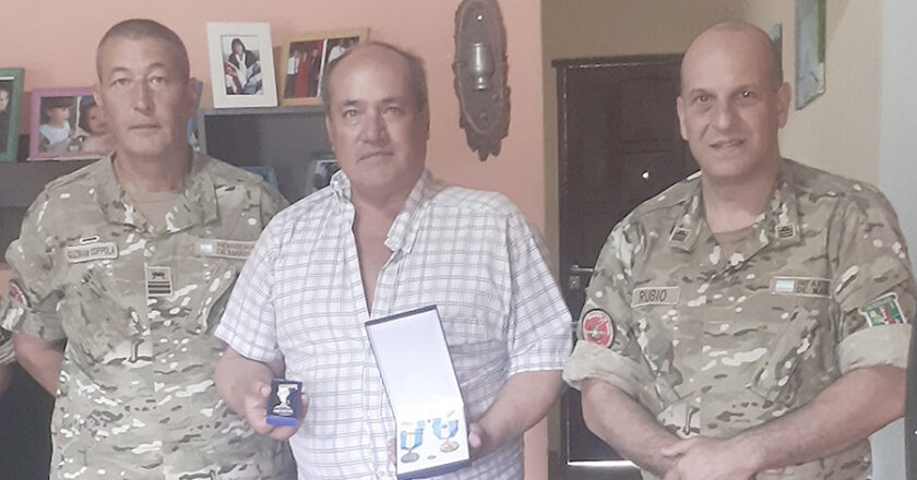 Condecoración a excombatiente de Malvinas que integró las tropas del BIM Nº5