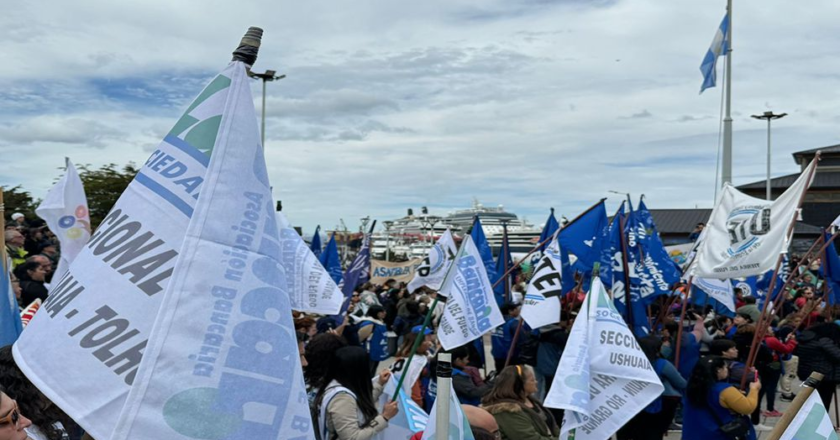 Masiva marcha en contra del DNU y la «Ley Ómnibus» en Ushuaia