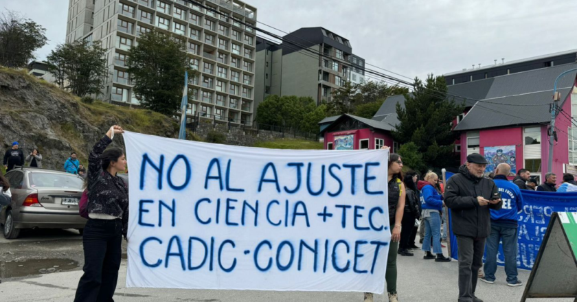 El CADIC CONICET se movilizó en defensa de la ciencia argentina