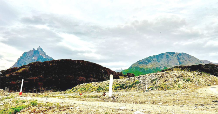 Ushuaia, la ciudad que tiene al Oeste el Monte Susana y al Este el nuevo Monte Basura