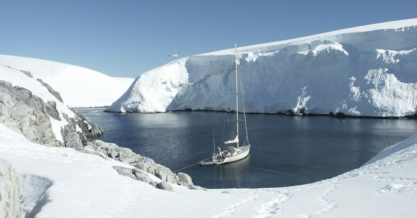 Asisten en Ushuaia con éxito a dos pasajeras del velero antártico Tánana