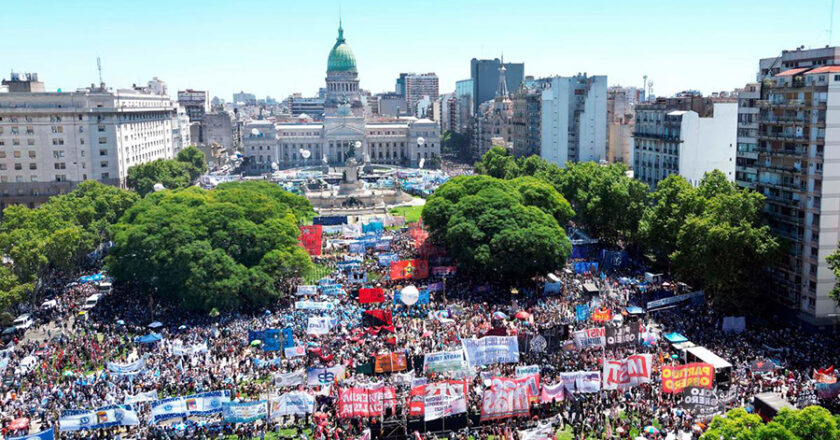 En una masiva marcha la CGT reclamó a los diputados “no traicionar” a los trabajadores
