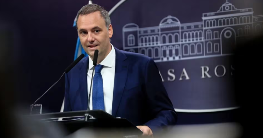 El Gobierno fijó el salario mínimo vital y móvil en $180.000 para febrero