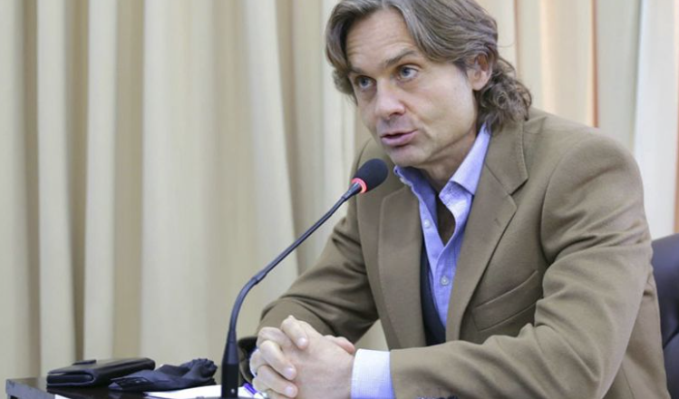 Sciurano: “El leñador tiene que saber manejar la motosierra”