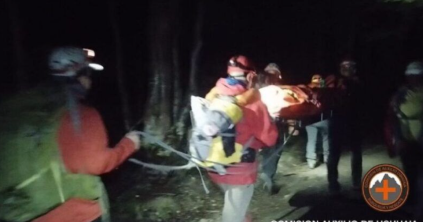 Asistencia nocturna en turista extraviada en Laguna Cinco Hermanos