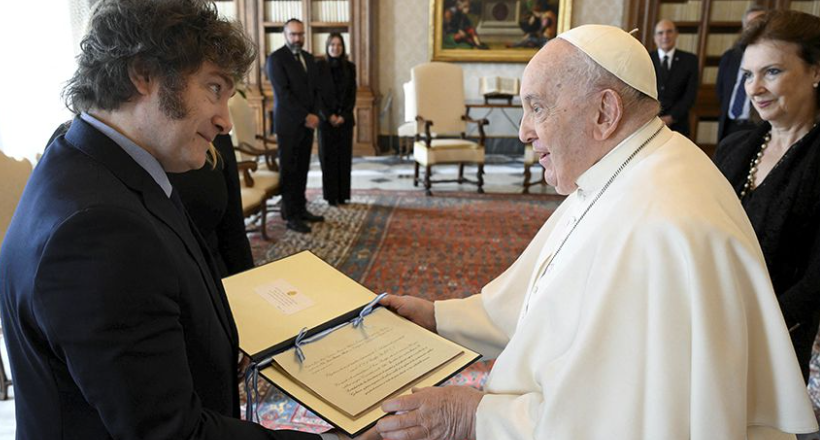 Milei regresó al país tras su primera gira internacional