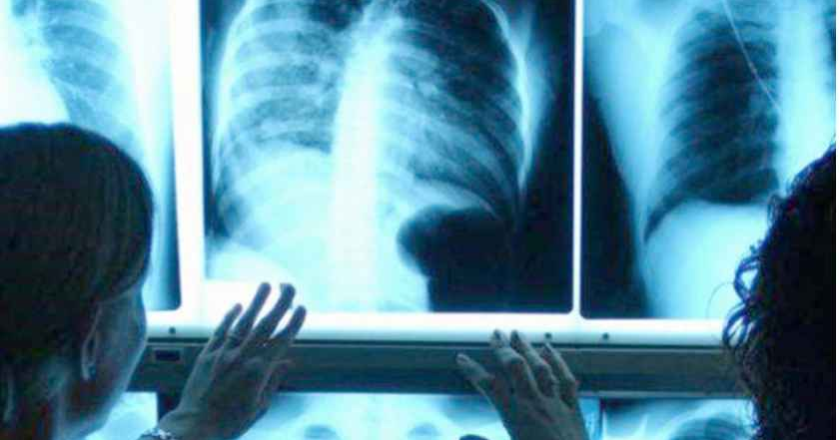 Por un año especialistas médicos podrán ejercer en el sector privado