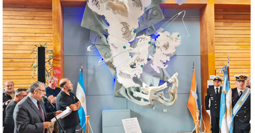 Panadería La Unión inauguró una escultura sobre Malvinas