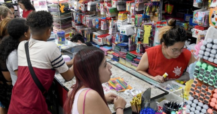 Las ventas en comercios minoristas cayeron en febrero 25,5% interanual