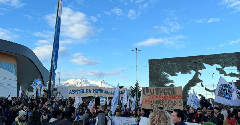 Masiva marcha federal universitaria se replicó en Ushuaia